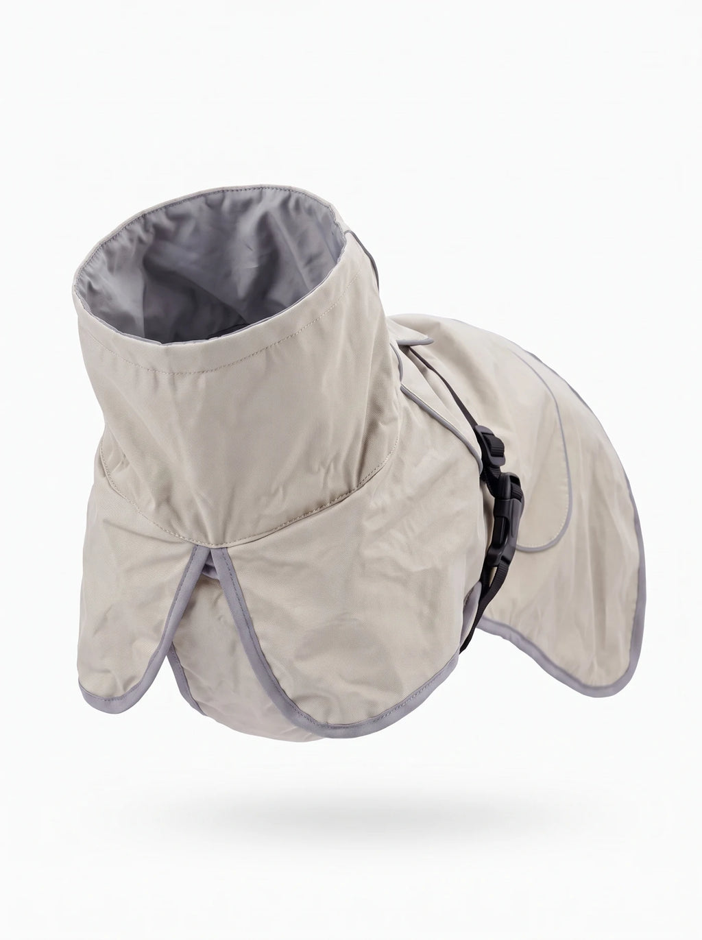 Col montant du manteau chien beige KARN Nord avec doublure grise visible, rabats ventraux et boucle de maintien