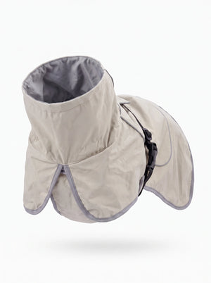 Col montant du manteau chien beige KARN Nord avec doublure grise visible, rabats ventraux et boucle de maintien