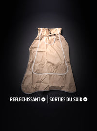 Manteau chien beige avec liseré réfléchissant qui brille sous la lumière, pour les sorties du soir