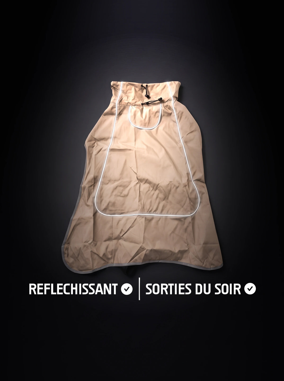 Manteau chien beige avec liseré réfléchissant qui brille sous la lumière, pour les sorties du soir