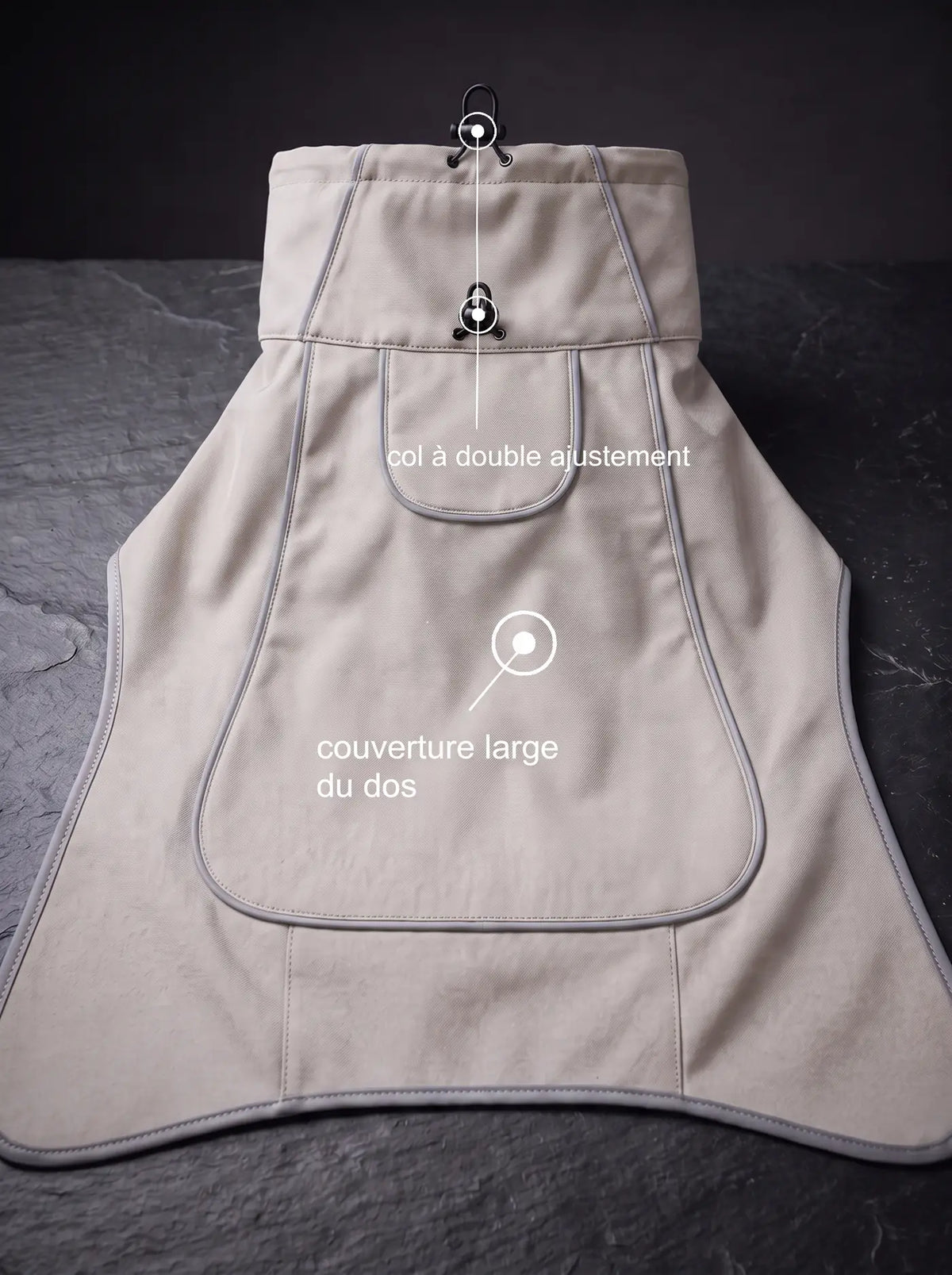 Réglage ventral ajustable à boucle et bandes réfléchissantes visibles la nuit sur le manteau chien beige KARN Nord