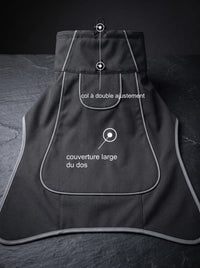 Manteau chien noir KARN Nord vu de dessus : col à double ajustement et large couverture du dos