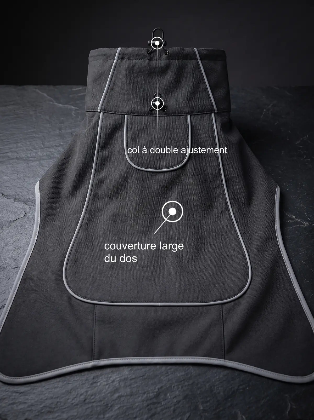 Manteau chien noir KARN Nord vu de dessus : col à double ajustement et large couverture du dos