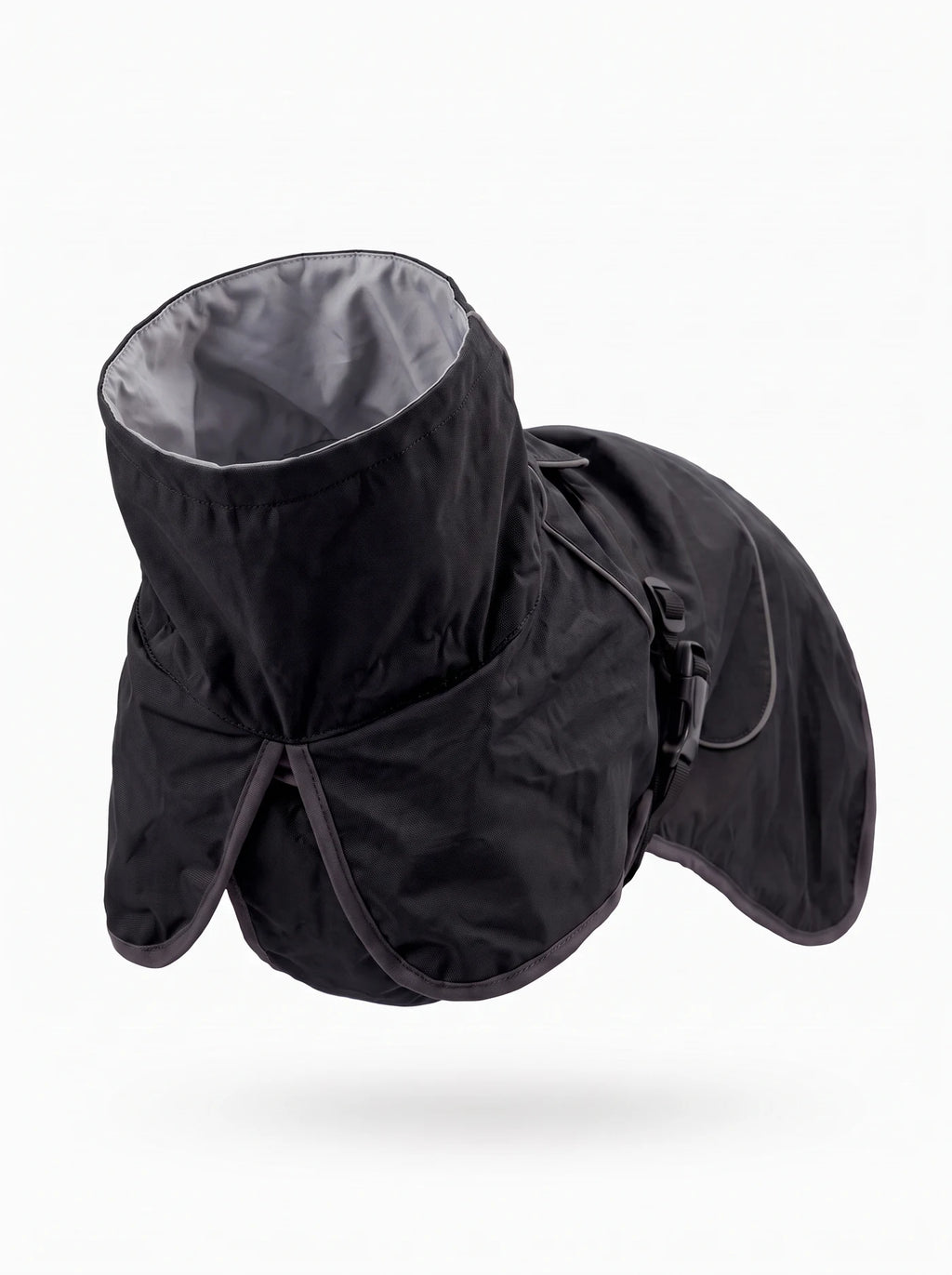 Col montant du manteau chien noir KARN Nord avec doublure grise visible, rabats ventraux et boucle de maintien