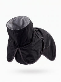 Col montant du manteau chien noir KARN Nord avec doublure grise visible, rabats ventraux et boucle de maintien