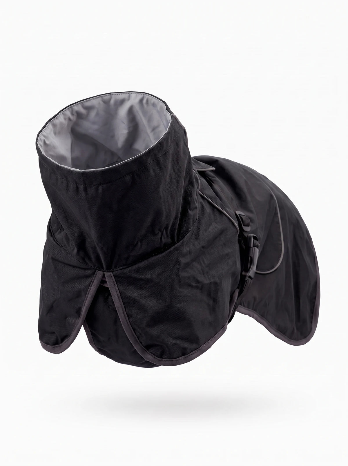 Col montant du manteau chien noir KARN Nord avec doublure grise visible, rabats ventraux et boucle de maintien