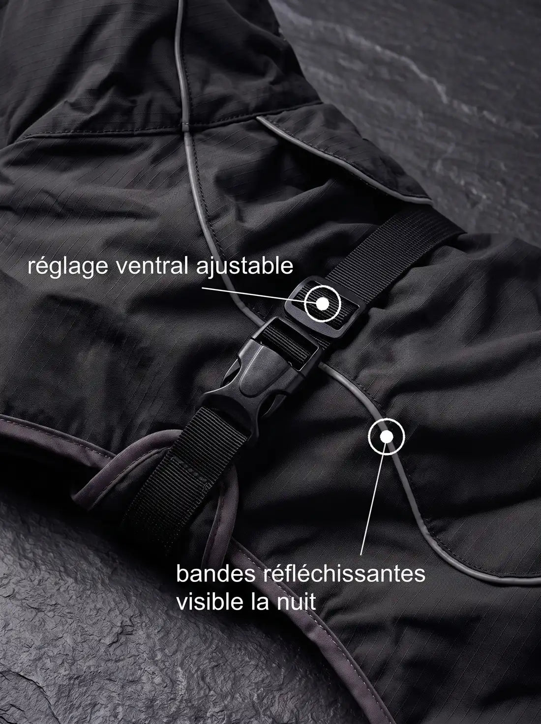Réglage ventral ajustable à boucle et bandes réfléchissantes visibles la nuit sur le manteau chien noir KARN Nord