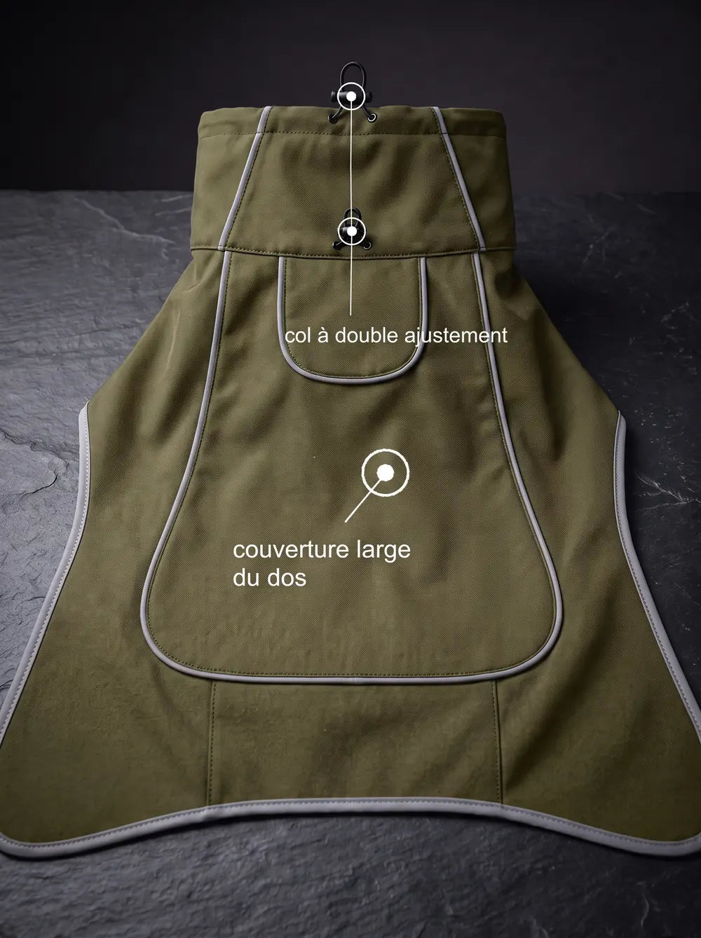 Manteau chien vert KARN Nord vu de dessus : col à double ajustement et large couverture du dos