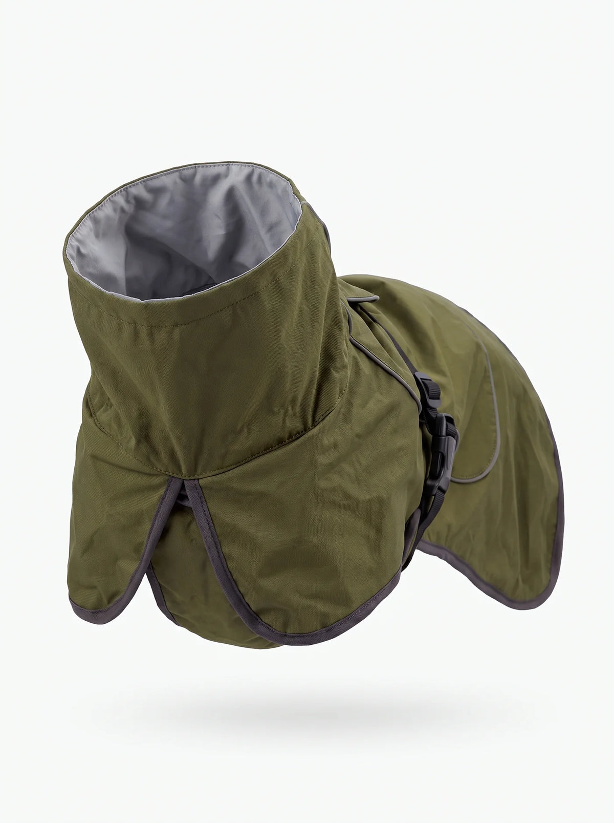 Col montant du manteau chien vert KARN Nord avec doublure grise visible et sangle de maintien à boucle