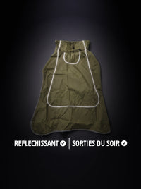 Manteau chien vert olive avec liseré réfléchissant qui brille sous la lumière, pour les sorties du soir