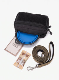 Pochette tactique MOLLE noire ouverte avec gamelle, carnet, friandises et laisse
