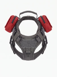 Deux pochettes tactiques MOLLE rouges sur harnais militaire chien gris