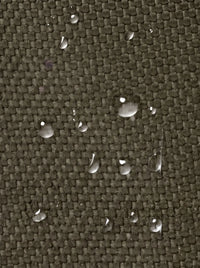 Gros plan du tissu de la pochette tactique MOLLE vert olive avec gouttes d'eau qui perlent en surface