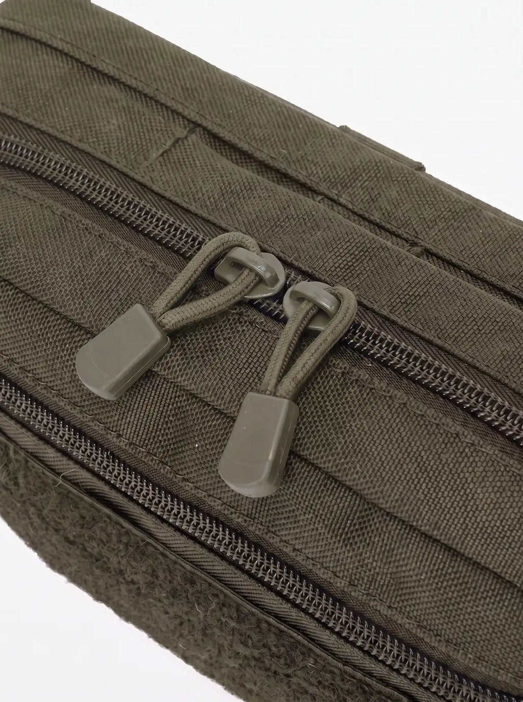 Détail du double curseur de zip avec tirettes en cordon sur la pochette tactique MOLLE vert olive