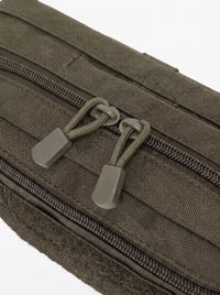 Détail du double curseur de zip avec tirettes en cordon sur la pochette tactique MOLLE vert olive