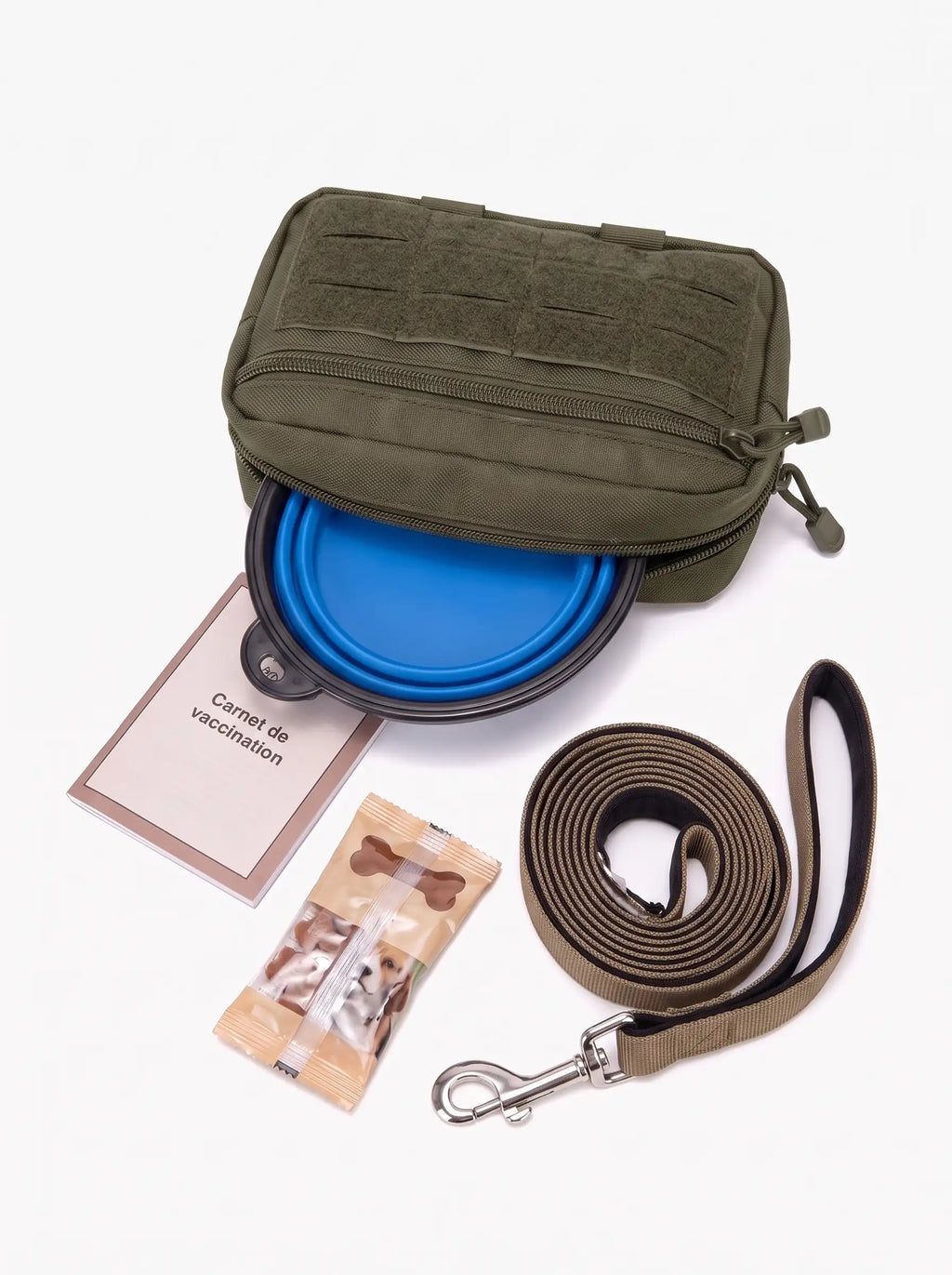 Pochette tactique MOLLE vert olive ouverte avec gamelle pliable, carnet de vaccination, friandises et laisse pour chien