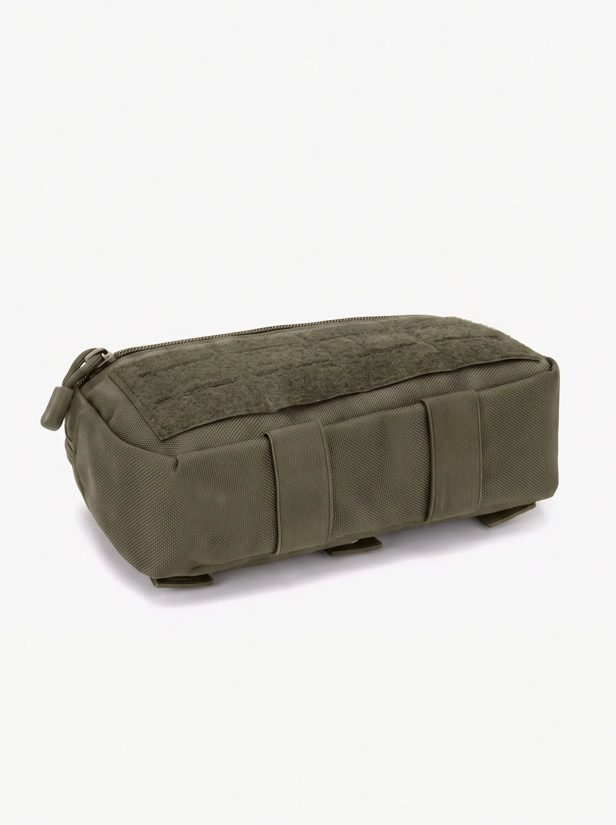 Pochette tactique MOLLE vert olive posée à plat, panneau velcro et passants de sangle visibles
