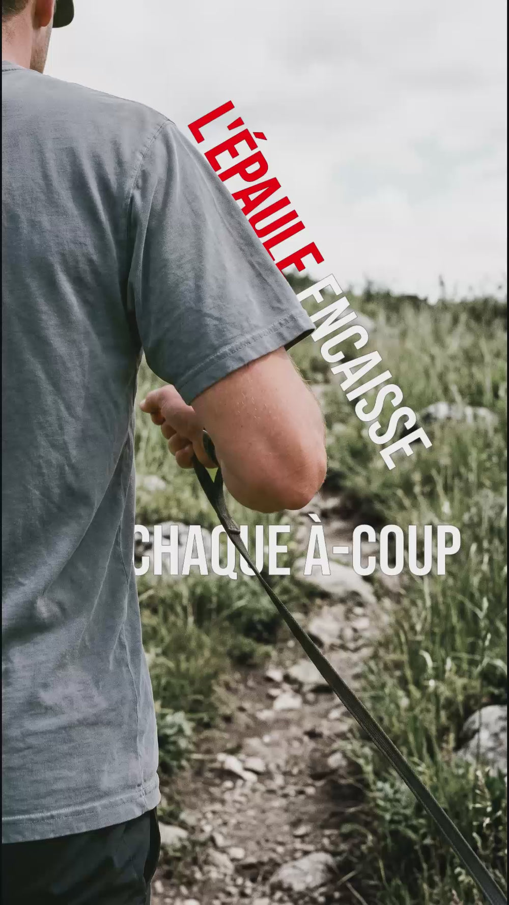 Laisse canicross : coureur de dos tenant la laisse à l'épaule sur sentier, illustration des à-coups absorbés